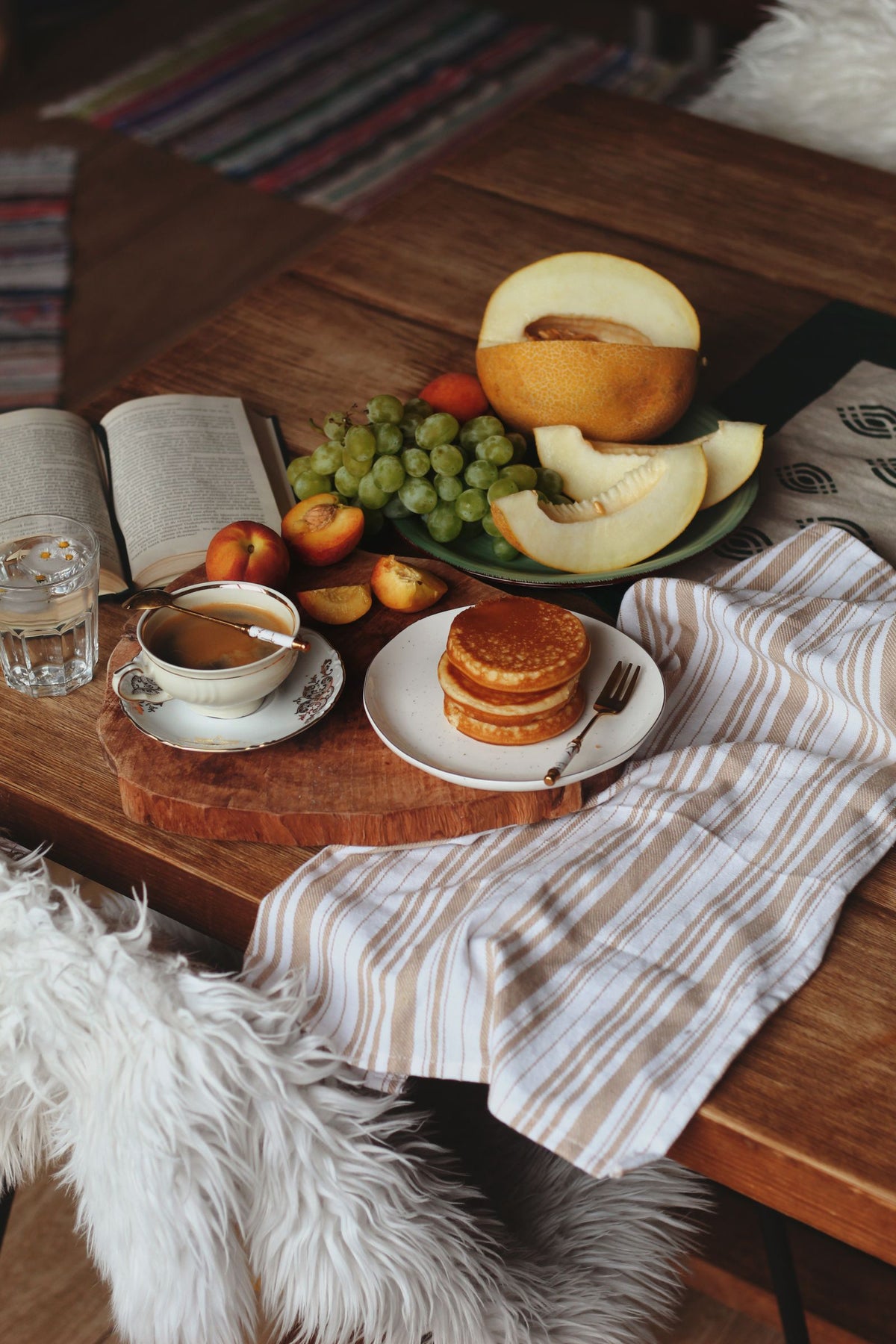 Mesa de desayuno con fruta, café y tostadas