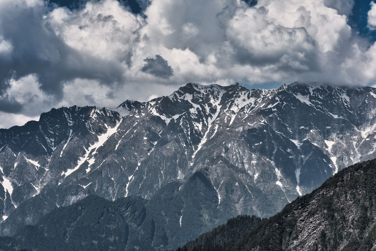 Cordillera del Himalaya con cumbres nevadas