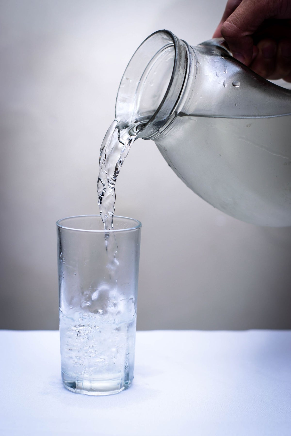 Jarra sirviendo agua en un vaso