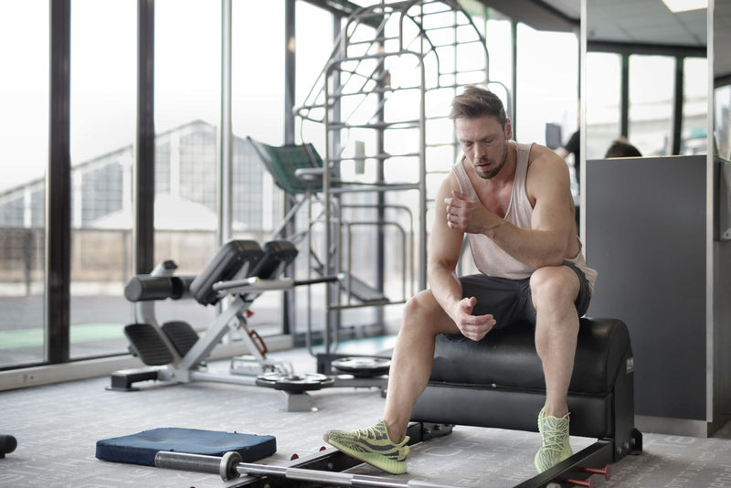 Interior de un gimnasio con máquinas y mancuernas