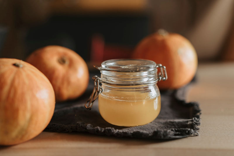 Bodegón con manzanas y una jarra de sidra de manzana casera