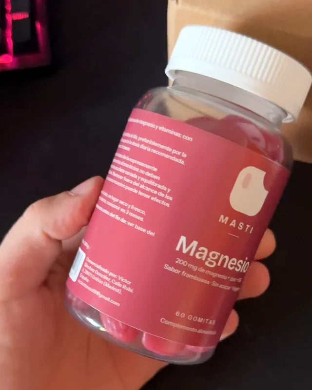 Un bote de Magnesio Masti en la mano, recién sacado de la caja
